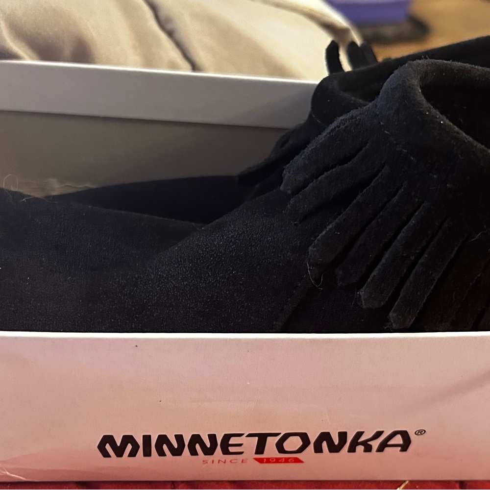 Minnetonka moccasins Size 7.5….. just like new!!! So comfortable!!! - Picture 3 of 3
